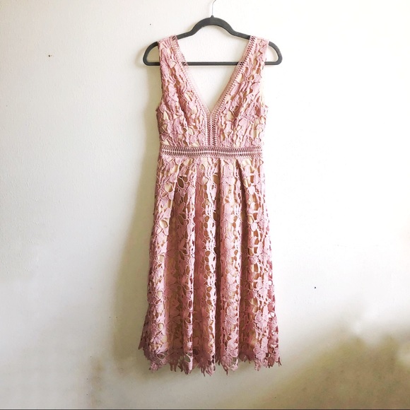 Romeo & Juliet Couture Dresses & Skirts - Romeo & Juliet Couture Double-V Lace Midi Dress